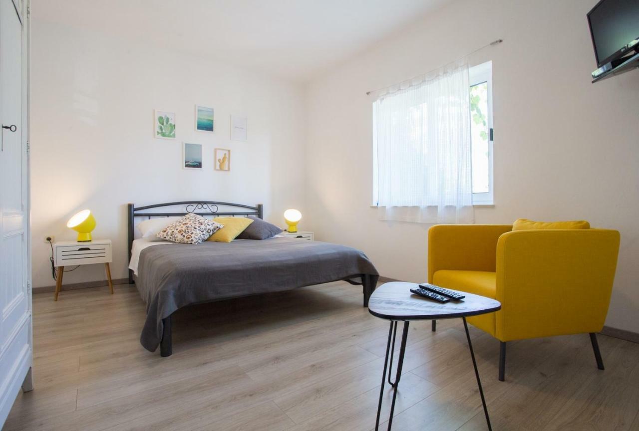 Apartments Zambarlin Komiža Eksteriør billede